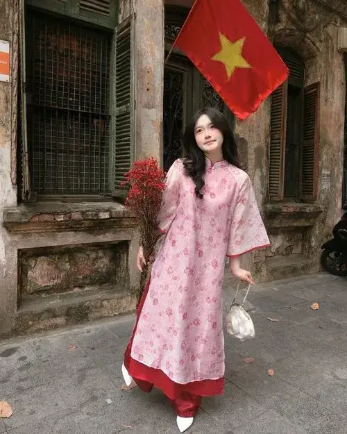 Hot girl mặc áo dài Tết với gấm thêu tay tinh tế