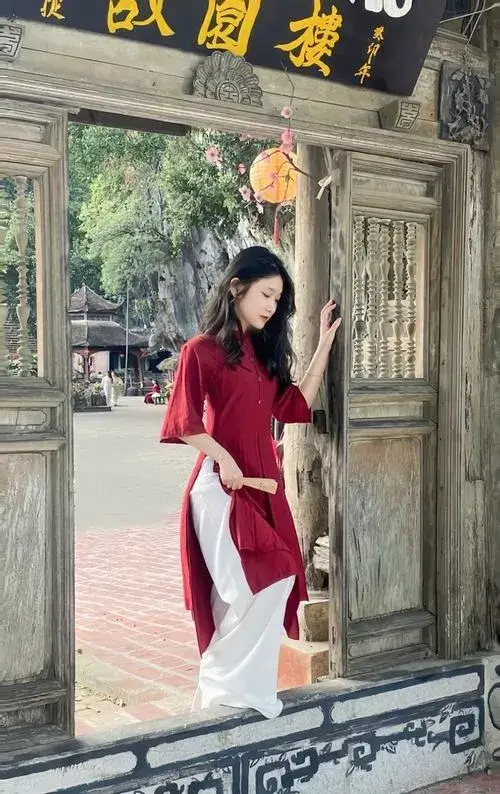 Nét đẹp gái xinh trong đồ Tết gợi cảm giác an yên đầu năm