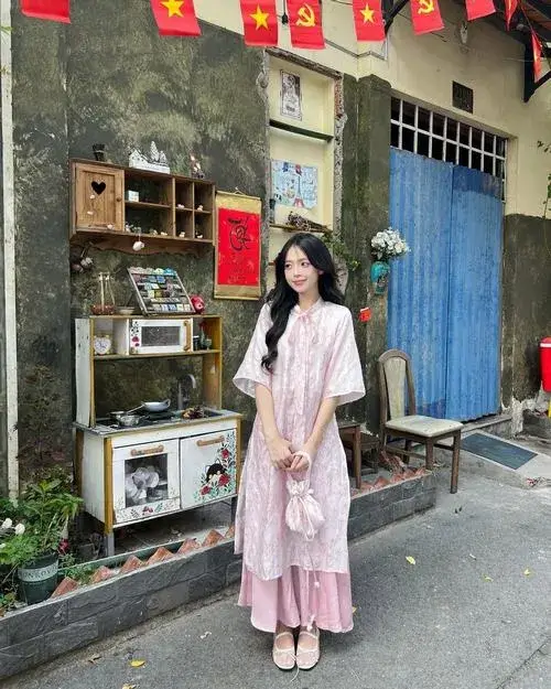 Gái xinh bên hoa mai vàng gợi sắc xuân an yên