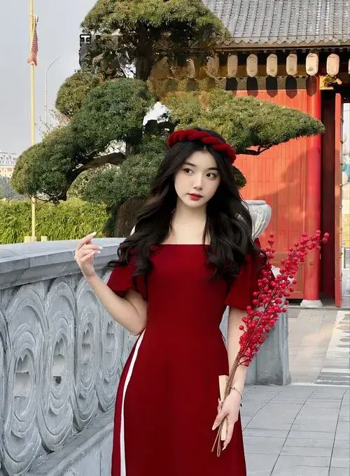 Gái xinh khoác áo dài đỏ giữa không khí Tết dịu dàng