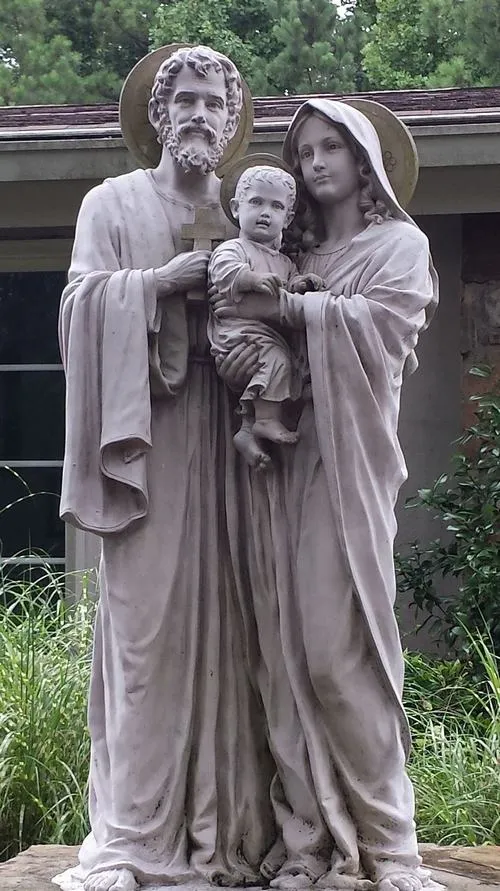 Bức ảnh Thánh Gia treo tường làm mẫu gương gia đình luôn hiền hoà