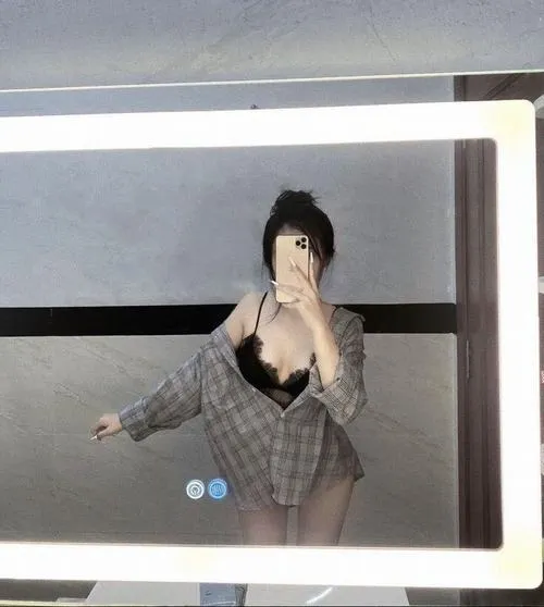 Phong cách ảnh tạo dấu ấn riêng cho hotgirl