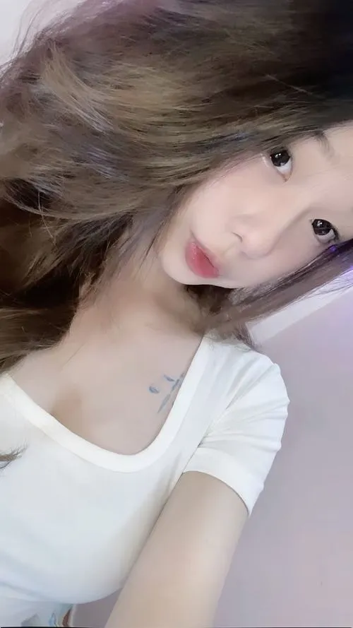 Thần thái làm nên sức hút trước ống kính tự nhiên