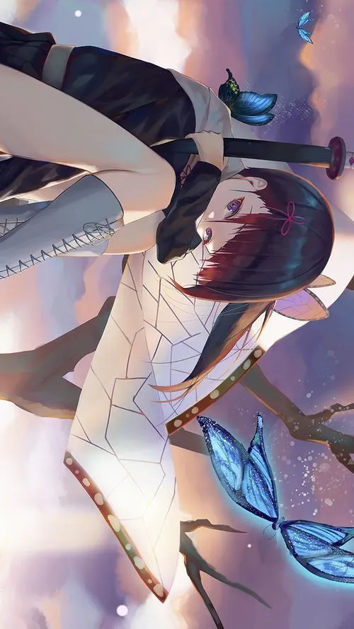 Note Kanao nhào lộn giữa bướm xanh, góc chụp lạ, tạo cảm giác ngầu và linh hoạt