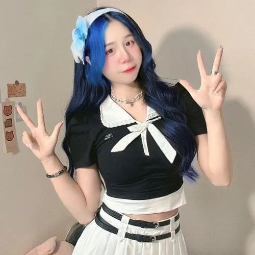 Ảnh đại diện cá nhân Mèo Simmy gắn nụ cười tươi và tóc hồng đặc trưng