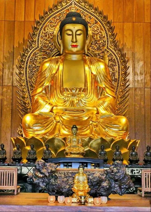 Tượng Phật đặt tại bàn thờ nâng đỡ tinh thần