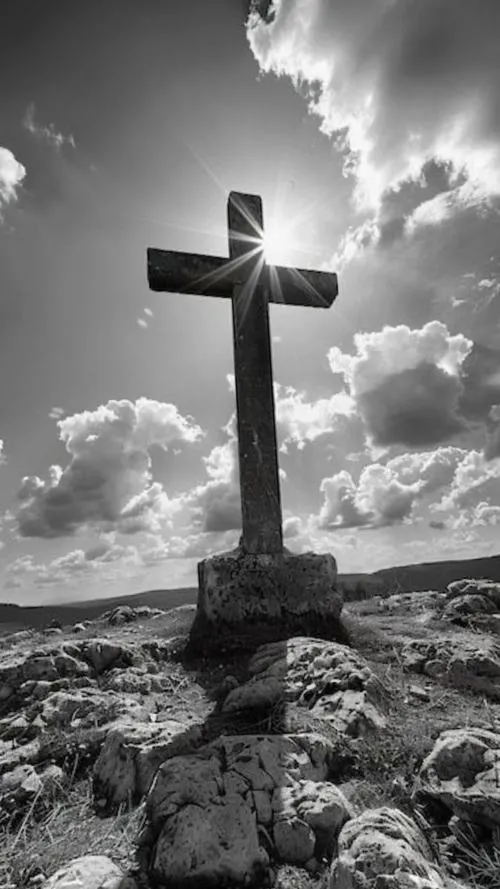 Kinh Thánh mở bên thánh giá treo tường trong ánh sáng dịu