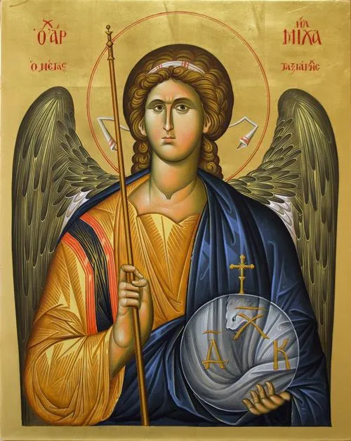 Phong cách cổ điển với áo choàng và hào quang vàng