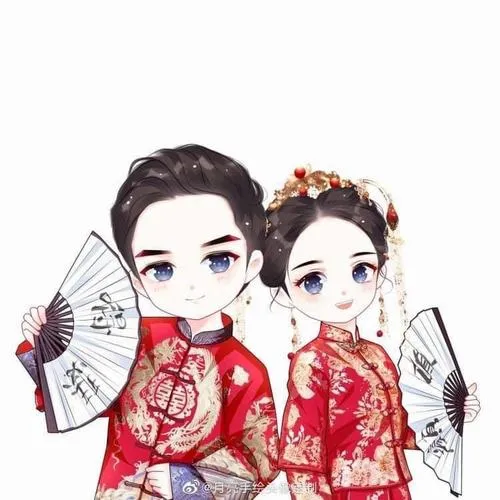 Ảnh đôi mặc đồ cưới đỏ truyền thống, cầm quạt, nét mặt nghiêm mà vẫn đáng yêu