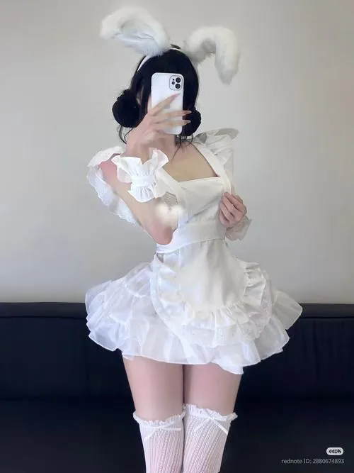 Hình maid nóng bỏng pha ngây thơ pha quyến rũ tinh tế