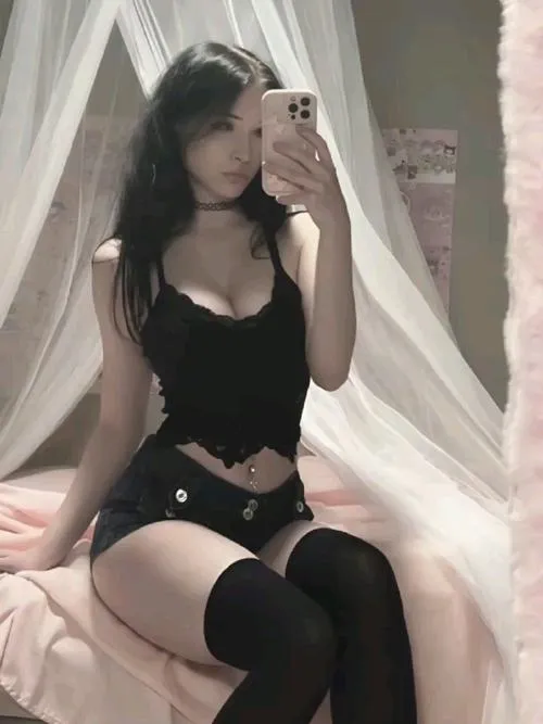 Chi tiết váy maid cùng tạp dề tạo điểm nhấn quyến rũ