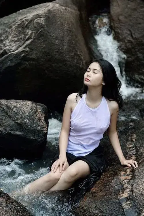 Vẻ đẹp con gái Việt hiện lên qua biểu cảm mộc rất thật