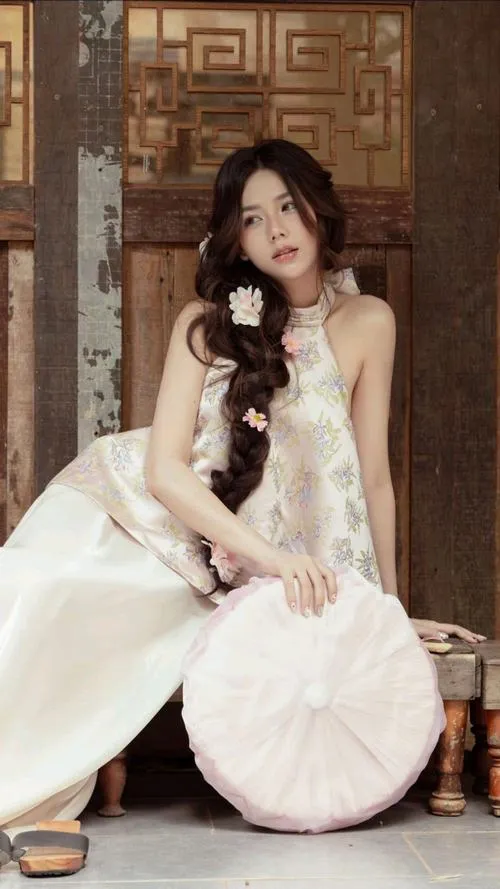 Nụ cười hiền làm mềm vẻ đẹp con gái Việt rất tự nhiên