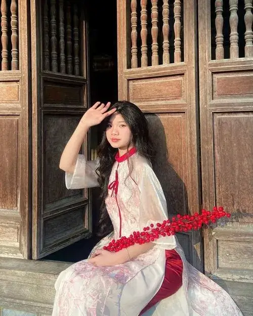 Ánh sáng làm nổi chất vải áo dài trong khung hình hài hòa