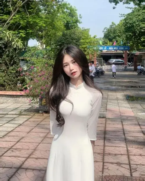 Cử động tay giúp ảnh tự nhiên và giữ phong thái kín đáo