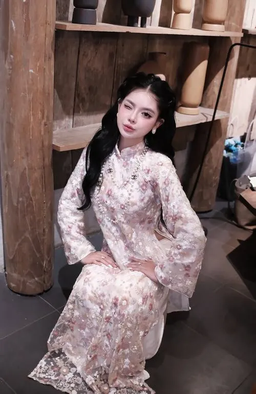 Tư thế chụp áo dài nhấn dáng lưng cong tự nhiên