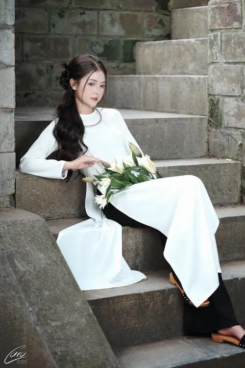 Dáng ngồi tăng nét dịu dàng nhờ vị trí tay mềm mại