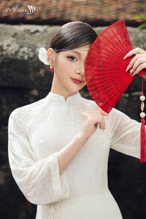 Chuyển động gồm bước đi và tà bay tạo nét thướt tha