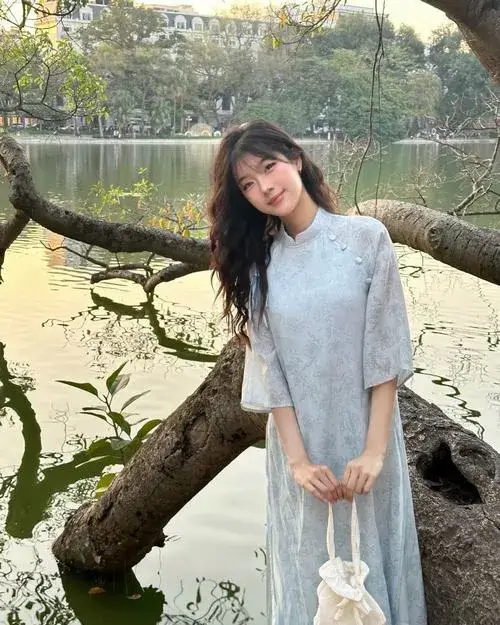 Biểu cảm gương mặt kết hợp góc mặt tạo phong thái nền nã