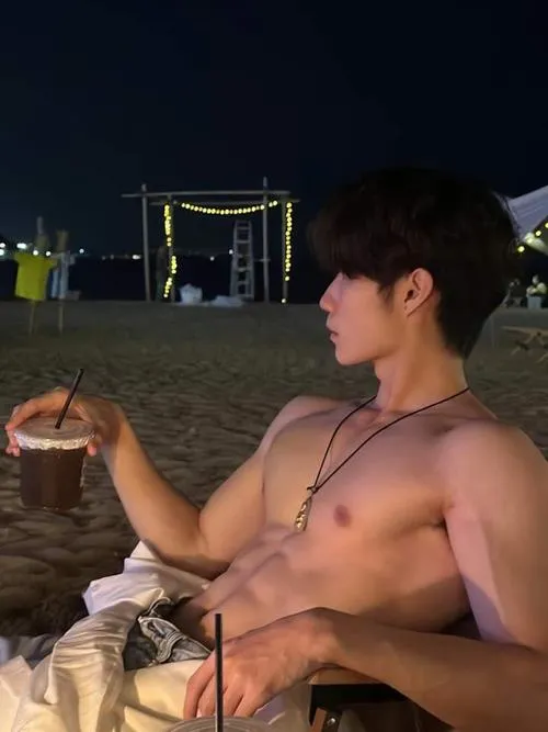 Chụp sát bụng nghiêng, góc 3 phần 4, đường cơ chạy dài nhìn rất mượt.