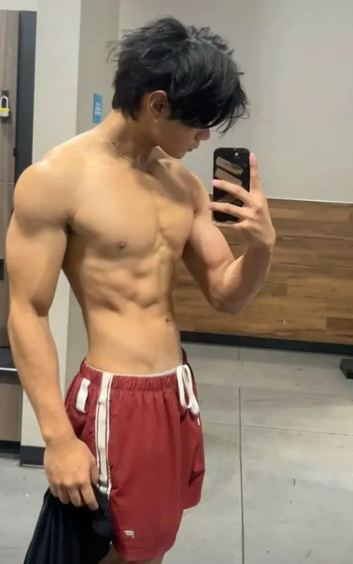 Tư thế đứng thả tay, cơ tay và bụng nổi, cảm giác diễn viên chụp hậu trường.