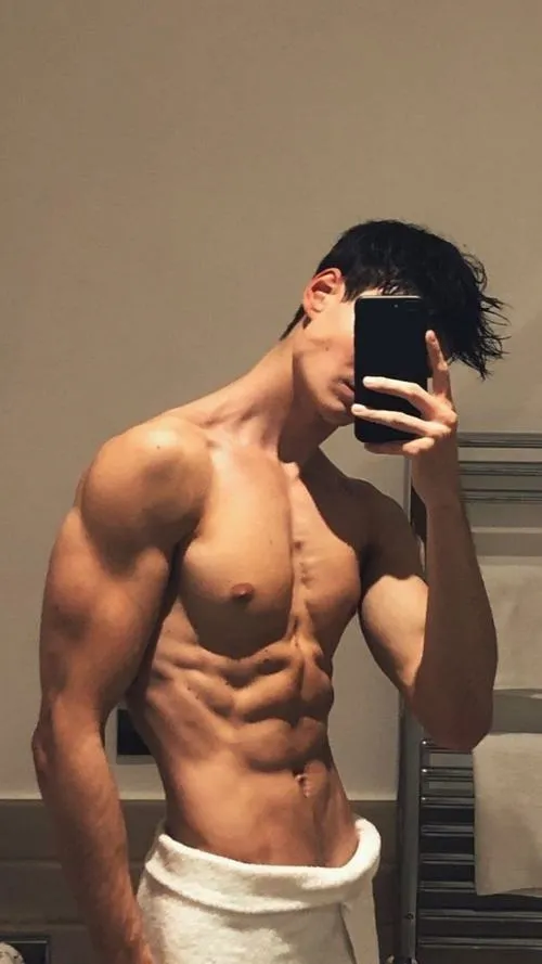 Tông trầm ấm, mồ hôi nhẹ, nhìn ra chất tập luyện lâu dài và siết mỡ kỹ.