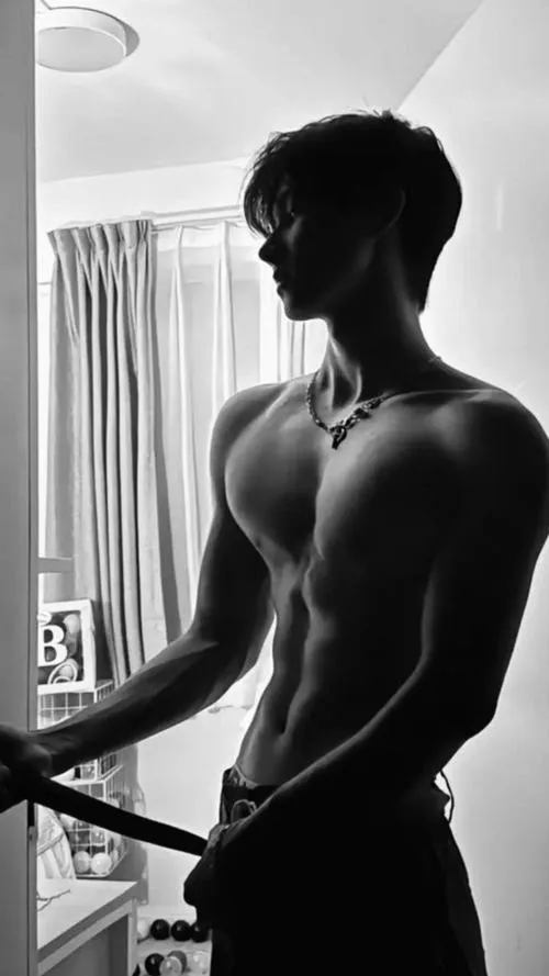 Cận thân trên, dây chuyền nổi nhẹ, cơ bụng 6 múi làm điểm nhấn chính.