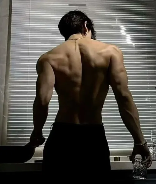 Ảnh đen trắng kiểu nghệ thuật, tương phản cao, vibe nam tính mạnh mà vẫn tinh tế.