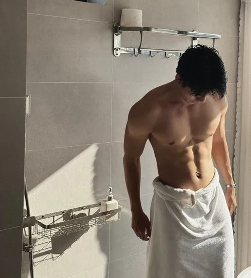 Dáng ngoài trời, ánh nắng làm nổi cơ ngực và bụng, ảnh trai body đẹp rất hút mắt.