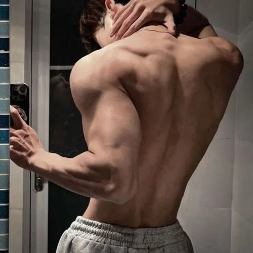 Phong cách nam thần tối giản, ánh sáng studio mịn, body săn chắc nhìn sang và gọn.