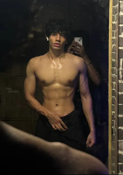 Ảnh sân khấu giả lập, ánh đèn gắt, cơ bụng 6 múi rõ kiểu idol khoe body.