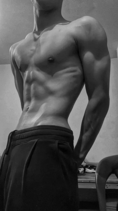 Chụp ở phòng tối, bóng đổ sâu, cơ bụng nổi khối làm ảnh trông rất có lực.