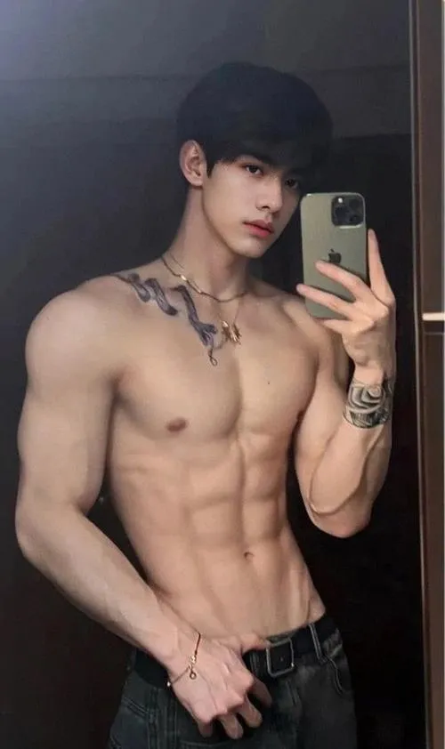 Nằm chụp ngang, core nổi đều, cảm giác thư giãn nhưng vẫn toát lên sự khỏe khoắn.