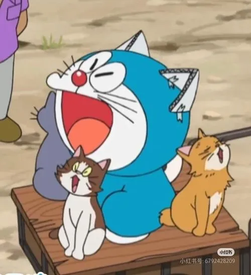 Ảnh avatar Facebook mèo máy thông minh mặc đồ thú, há miệng gào, cạnh mèo nhỏ nhìn hoảng.