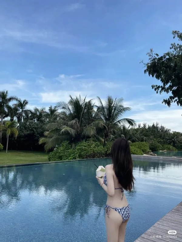 Viền tóc sáng lên khi ngược nắng, cô gái quay lưng, bikini dây, lưng trần mượt, nhìn một lần khó quên.