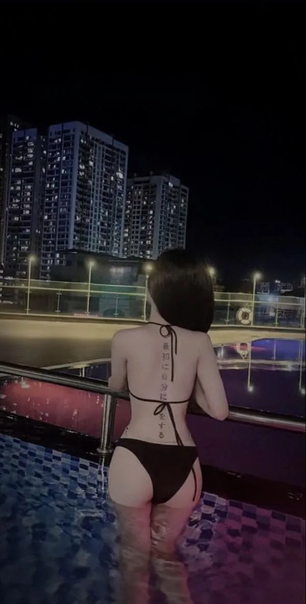 Ảnh hot girl bikini không lộ mặt đứng phố đêm, bikini ôm dáng, tóc dài, lưng trần nổi bật, thần thái lạnh.