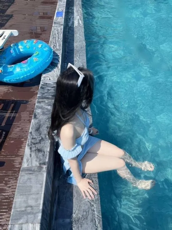 Điểm nhấn là khăn choàng mỏng, nàng che mặt, bikini gọn, tóc dài xõa, nhìn vừa kín vừa gợi.