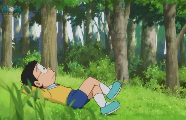 Nobita nằm trên cỏ giữa rừng, nhìn lên trời, trống rỗng nhưng lại rất dễ chịu.