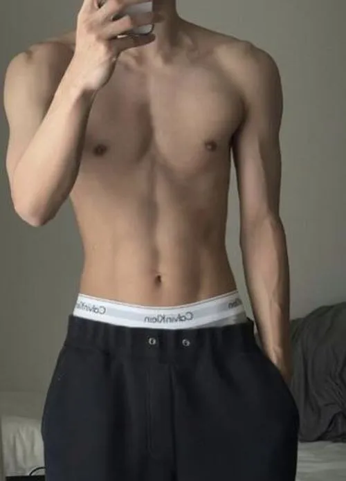 Chụp gương che mặt, quần thể thao tụt nhẹ khoe vòng eo, ảnh trai body đẹp gọn gàng.