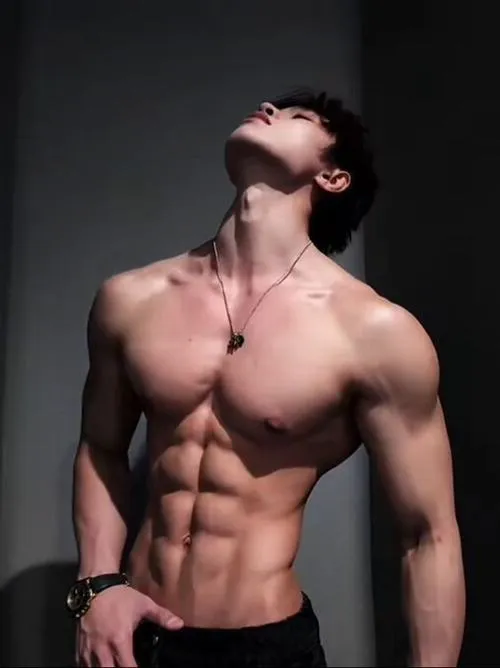 Dáng đứng ngửa cổ, ngực vai căng, body săn chắc kiểu vận động viên nhìn rất lực.