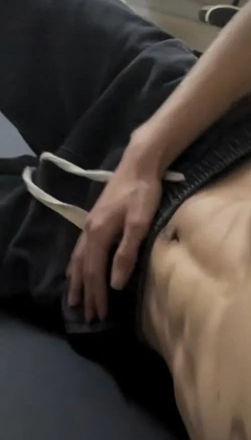 Cận cảnh hông và bụng, tay đặt nhẹ, siết mỡ tốt nên đường cơ lên rõ.