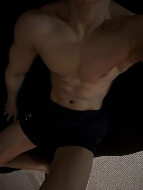 Ảnh chụp sát bụng dưới, gồng bụng nhẹ làm múi lên đều, nhìn rất thật.