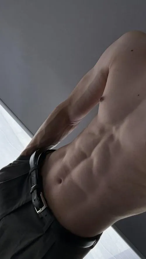 Cận cảnh bụng nghiêng, ánh sáng studio làm đường cơ nổi, nhìn rõ từng khối.