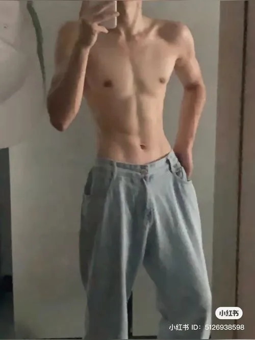 Chụp gương lộ bụng, trang phục thể thao rộng, vòng eo gọn làm tổng thể sáng sủa.