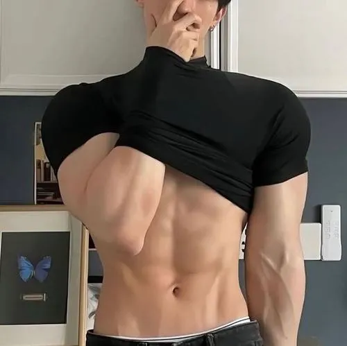 Vén áo khoe bụng, tông trầm trong phòng, cảm giác mạnh mẽ mà không phô.