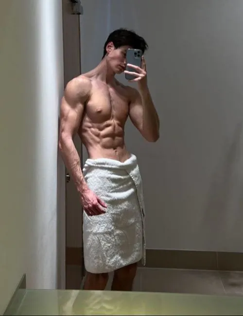 Selfie gương trong phòng, body săn chắc, cơ bụng 6 múi rõ như vừa siết mỡ xong.