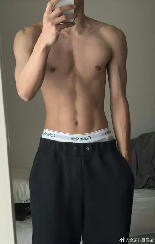 Chụp gương che mặt, eo thon chữ V, ảnh nam 6 múi nhìn sạch sẽ và sáng.