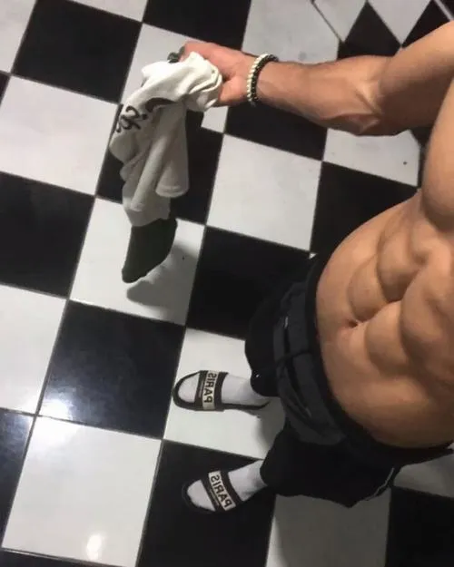 Kéo áo lên khoe core, nét khối hiện rõ, hợp làm ảnh đại diện tối giản.