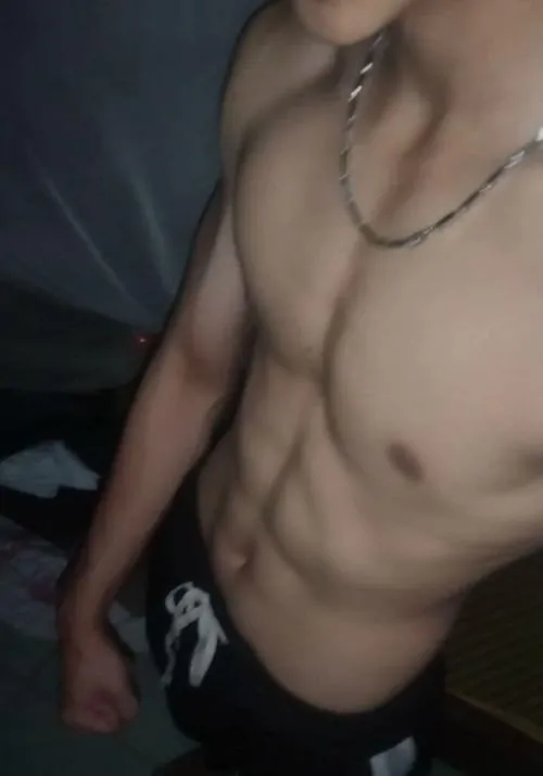 Đứng trong phòng, cơ lưng và bụng nổi, cảm giác vừa tập xong còn rất rõ.