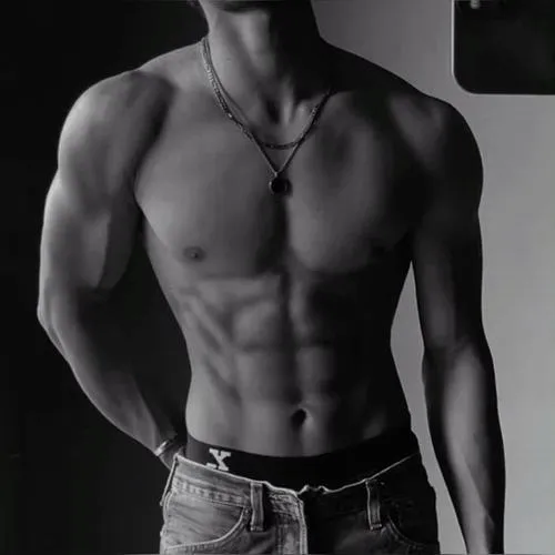 Ảnh đen trắng nửa người, tương phản cao làm cơ bụng 6 múi trông sắc nét.